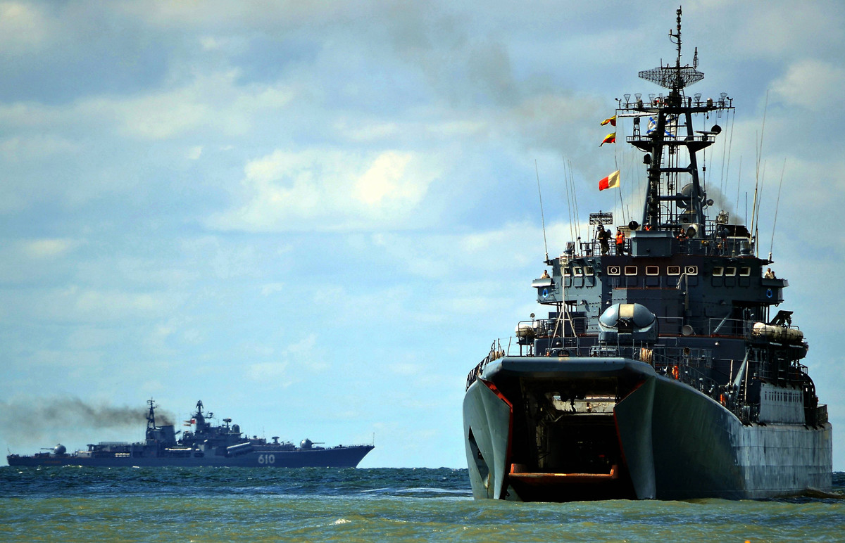 Vũ khí chính của tàu Alexander Otrakovsky phải kể đến hải pháo AK-725 57 mm và 2 pháo phản lực phóng loạt MLRS A-215 Grad-M. Alexander Otrakovsky có thể chở các loại phương tiện bọc thép với trọng lượng lên tới 500 tấn cùng 225 lính thủy đánh bộ. Ảnh: eng.mil.ru.