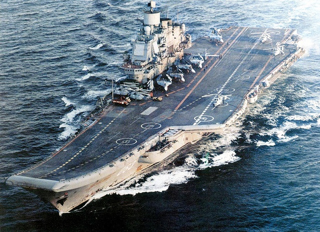 Thêm vào đó, tàu Đô đốc Kuznetsov đã được Hải quân Nga dùng để thử nghiệm sơ bộ tổ hợp tổ hợp định vị vệ tinh mới với tính năng giúp phi công hạ cánh xuống đường băng tàu dù trong tình trạng không thấy gì hay trong điều kiện thời tiết bất lợi. Ảnh: World Defence News.