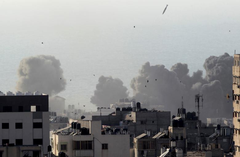 Máy bay Israel không kích một tòa nhà ở thành phố Gaza hôm 9/8. Ảnh: Reuters.