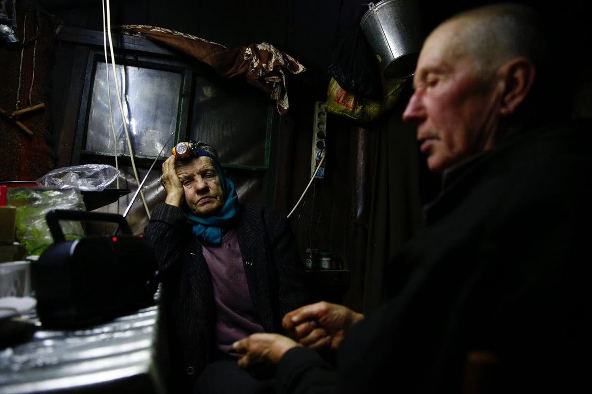 Hai người từng sống ở làng Yukhovichi với nghề chăn nuôi gia súc. Tuy nhiên, vào tháng 5/1992, sau khi được chính quyền cấp một mảnh đất trong khu rừng này, vợ chồng ông Yuri cùng con gái, Veronika, mang theo 5 con bò và một số đồ dùng cần thiết quyết định rời khỏi làng Yukhovichi đến đó định cư.