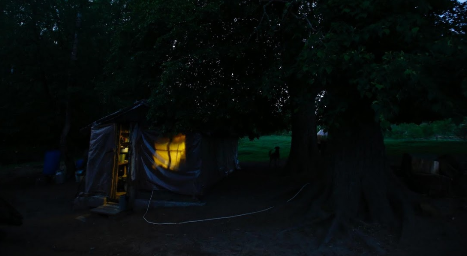 Bên ngoài túp lều nhỏ giữa rừng ở Belarus của ông bà Yuri. Mời độc giả xem thêm video: Tới thăm ngôi làng ở "tận cùng trái đất" (Nguồn: VTC14)