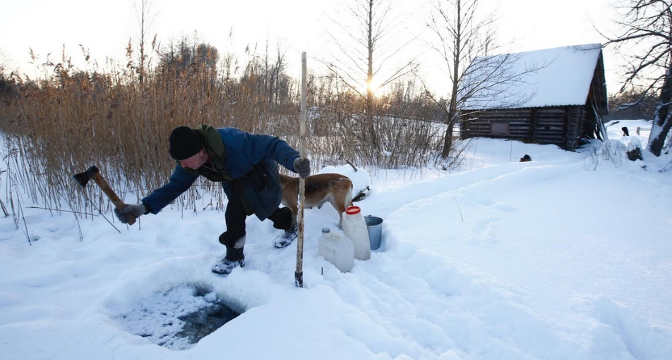 ...hay tìm cách lấy nước từ dòng sông đóng băng gần trang trại của mình.