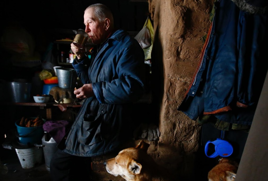 Một góc bên trong túp lều nhỏ của đôi vợ chồng già Belarus.