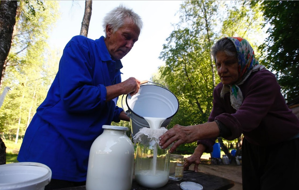 Vợ chồng ông Yuri thường nghe đài để theo dõi tin tức thế giới. Mặc dù vậy, họ vẫn thích sự yên tĩnh hơn.