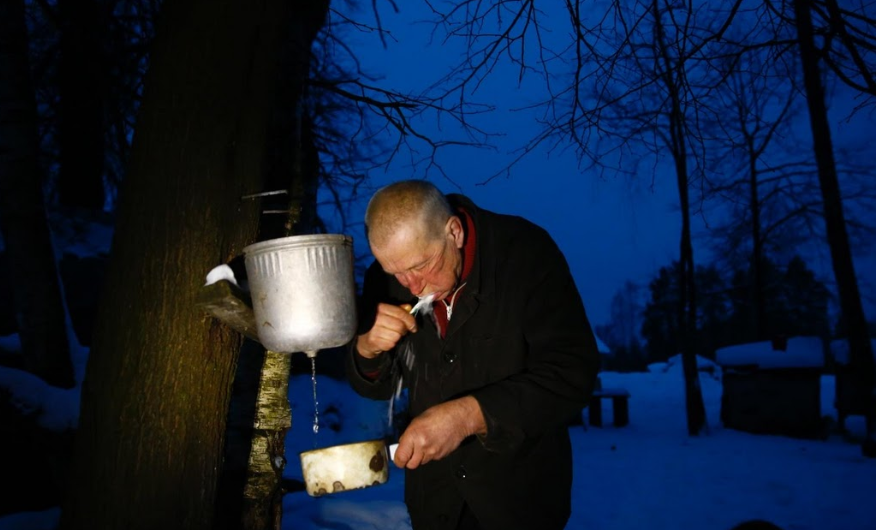 Ông Yuri đánh răng vào buổi tối.