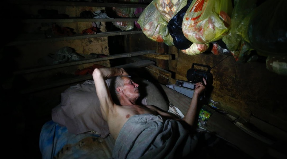 Ông Yuri nằm nghe tin tức phát trên radio sau một ngày làm việc bận rộn.