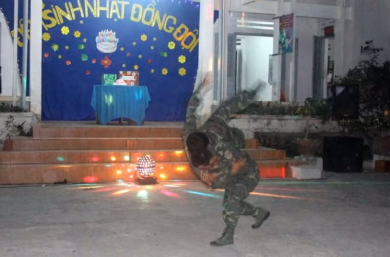 Không thể thiếu màn biểu diễn võ nghệ cao cường của những chiến sĩ canh đảo.