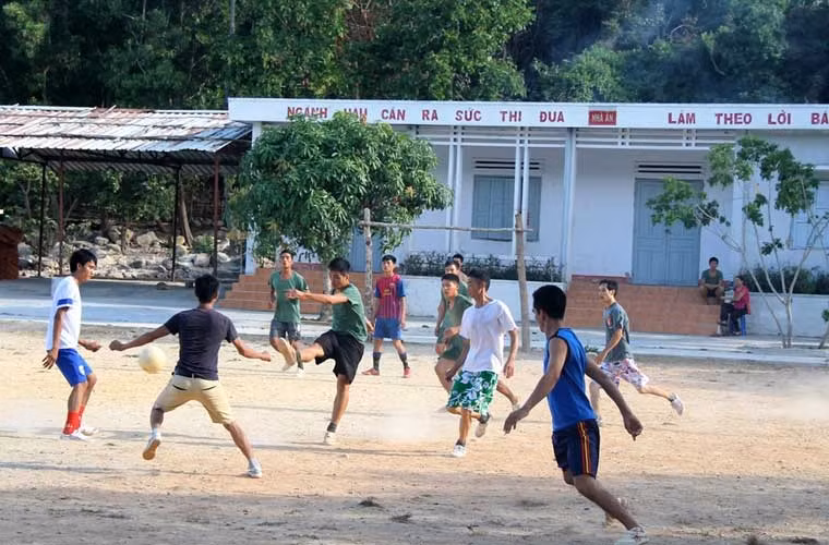 Đại đội hỗn hợp 90 làm nhiệm vụ bảo vệ đảo Hòn Trẻ. Ảnh: chiến sĩ đảo chơi thể thao sau giờ huấn luyện.