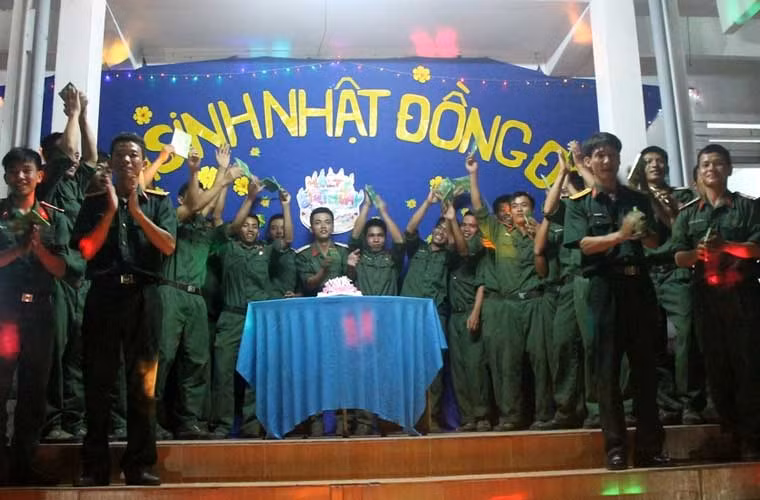 Thượng uý Huỳnh Trường Giang, Đại đội trưởng hồ hởi cho bết: Đây là những chiến sĩ mới nhập ngũ có tháng sinh trong quý II của năm, việc tổ chức đêm sinh nhật đồng đội đã thành truyền thống của đại đội từ nhiều năm qua. Qua đó, nhằm động viên cán bộ, chiến sĩ vui tươi, đoàn kết, tích cực công tác và phấn đấu trở thành những quân nhân mẫu mực.