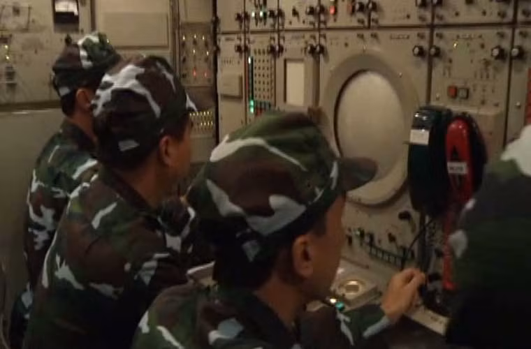 Không khí khẩn trương bên trong đài điều khiển.