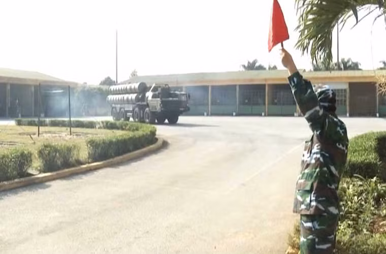 Xe bệ phóng tự hành đang tiến ra trận địa.