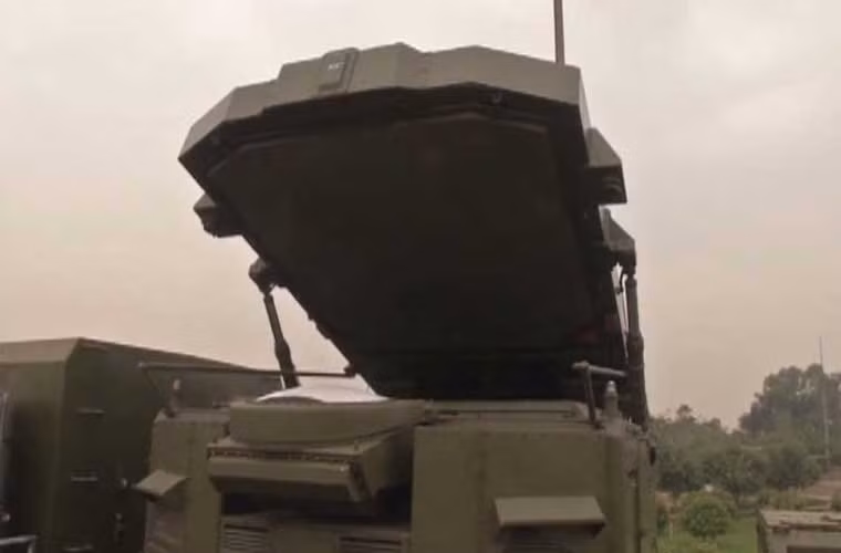 30N6E là radar mạng pha 3D làm nhiệm vụ theo dõi mục tiêu, dẫn hướng cho tên lửa tấn công mục tiêu. Nó có thể theo dõi đồng thời 100 mục tiêu ở cự ly 300 km, độ cao tối đa 30 km. Ảnh: anten radar 30N6E đang được dựng lên.