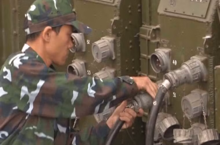 Thao tác chuẩn bị chiến đấu cho đài radar diễn ra “nhanh chóng mặt”.