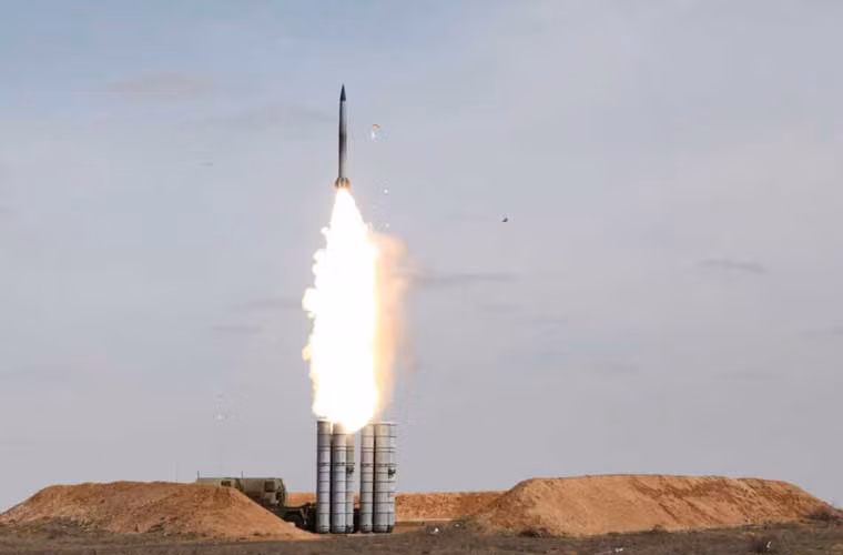 Hệ thống tên lửa phòng không S-300PMU1 có khả năng tiêu diệt vật thể bay là máy bay, tên lửa hành trình chiến lược, tên lửa chiến thuật hiện đại và các mục tiêu bay trên không với tốc độ lên đến 2.800m/giây ở cự ly từ 5-150km, độ cao tối đa đến 27km. Ảnh: hệ thống S-300 của Nga bắn thử nghiệm.