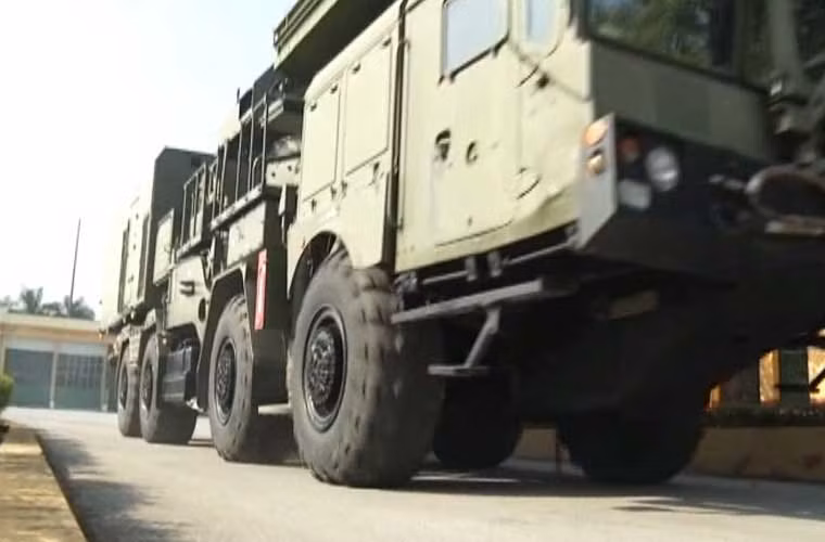 Tiếp sau đó là xe radar điều khiển hỏa lực, radar trinh sát/giám sát. Toàn bộ vũ khí khí tài hệ thống S-300PMU1 đều được đặt trên các xe bánh lốp đem lại khả năng cơ động cao, triển khai/thu hồi nhanh chóng.