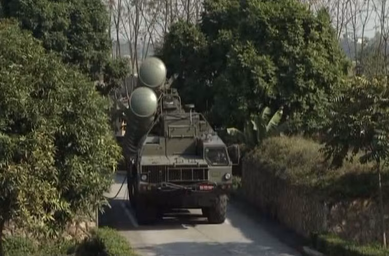 Xe mang bệ phóng tên lửa S-300PMU1 dựng ống phóng tại vị trí triển khai trận địa. Một hệ thống S-300PMU1 được biên chế 12 xe phóng, mỗi xe lắp 4 đạn tên lửa.