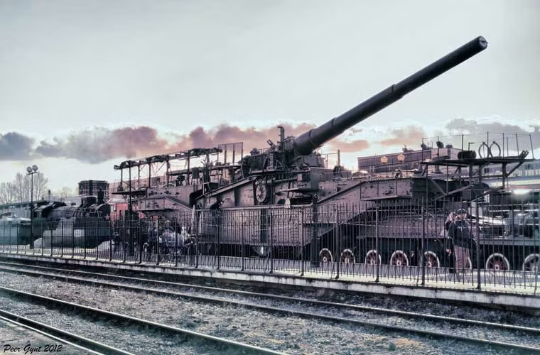 Đại pháo trên tàu hỏa TM-3-12 sử dụng khẩu siêu pháo Obukhovskii 12"/52 Pattern 1907 cỡ 305mm được chế tạo cho các thiế giáp hạm của Hải quân Đế quốc Nga. Đây được xem là một trong những khẩu pháo lớn nhất, mạnh mẽ nhất từng được chế tạo ở Nga.