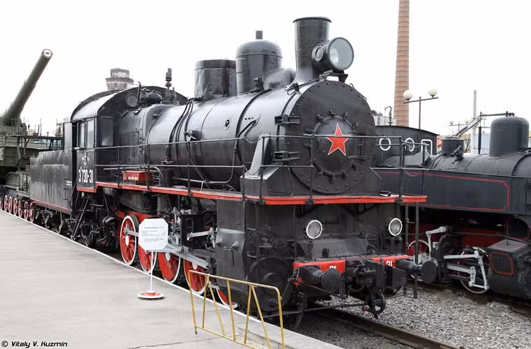 Trong ảnh là đầu kéo hơi nước EM 730-31 dùng để đưa những cỗ đại pháo 305mm cơ động.