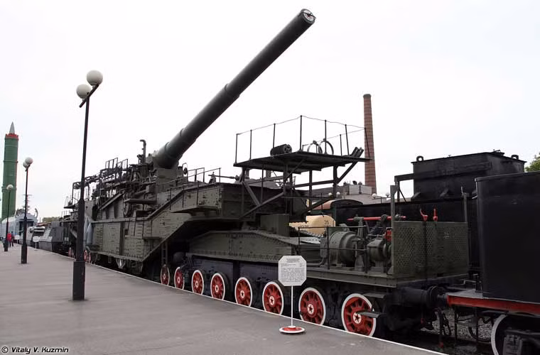 Khẩu đại pháo 305mm này có thể bắn những viên đạn nặng gần nửa tấn chứa đầy thuốc nổ đi xa khoảng 29-30km.