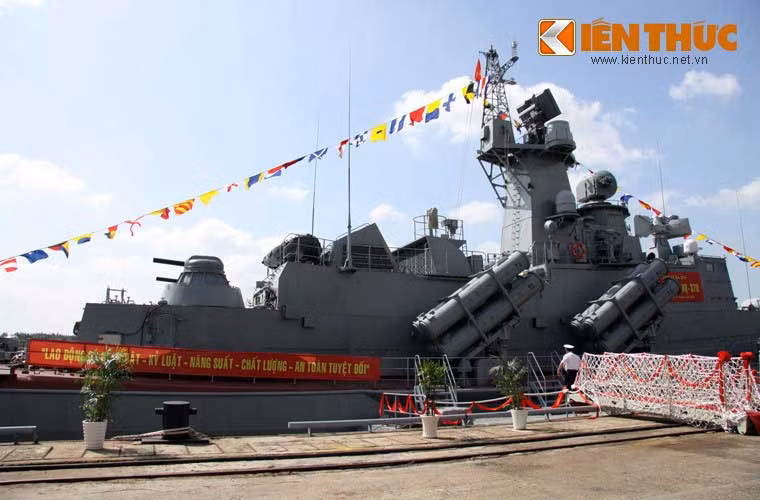 Tàu tên lửa lớp Molniya Project 12418 được thiết kế để tiêu diệt tất cả các loại tàu chiến, tàu vận tải, cũng như tàu đổ bộ của đối phương bằng 16 tên lửa hành trình chống hạm Kh-35 Uran-E (tầm phóng 130km, trên lý thuyết một phát đạn sẽ hạ được tàu cỡ 5.000 tấn).