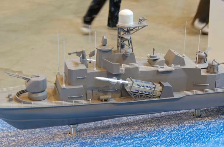 Việc tích hợp BrahMos lên các tàu Molniya có lẽ không phải là vấn đề quá khó khăn. Phương án tích hợp BrahMos trên tàu tên lửa cỡ 500 tấn như Molniya từng được giới thiệu tại triển lãm MAKS 2009 ở Moscow. Việc trang bị tên lửa hạng nặng khiến số lượng đạn mang theo giảm xuống chỉ còn 8 nhưng đổi lại sức tấn công không hề suy giảm mà còn mạnh hơn, tầm xa hơn, xác suất hạ mục tiêu lớn hơn.