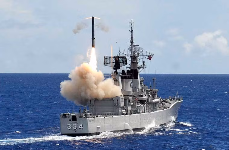 Tên lửa hành trình chống hạm Yakhont đạt tầm bắn 120-300km tùy quỹ đạo bay cao – thấp, tốc độ hành trình vượt âm Mach 2-2,5. Ảnh: tên lửa Yakhont được phóng từ tàu hộ vệ tên lửa của Hải quân Indonesia.