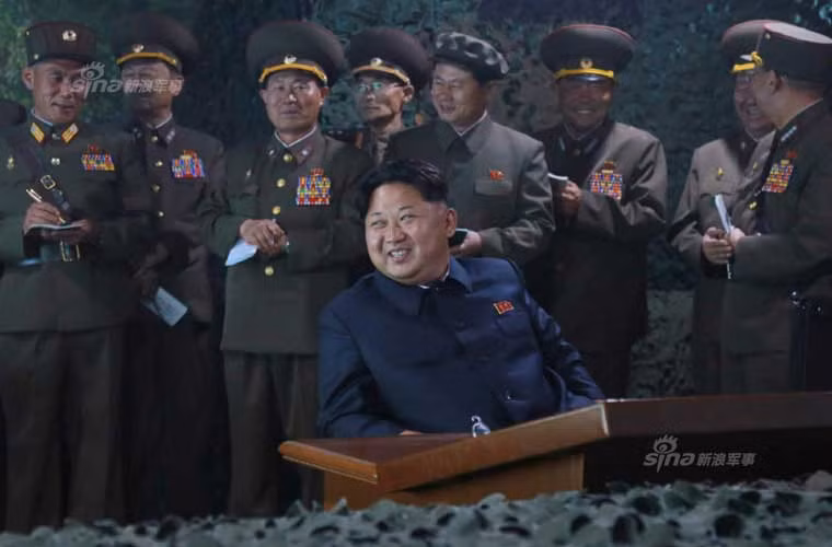Nhà lãnh đạo Kim Jong-un tươi cười bên các tướng lĩnh Quân đội Triều Tiên theo dõi cuộc tập trận.