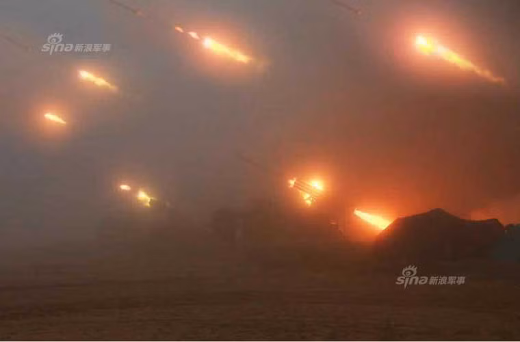 Quan doi Trien Tien ban mua dan thap sang troi dem