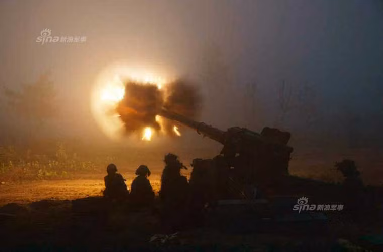 Lựu pháo D-20 152mm thắp sáng trời đêm.