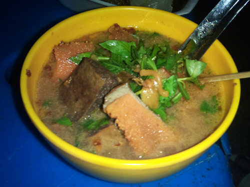 Món ăn nổi tiếng nhất ở khu phố này là phá lấu. Các bạn học sinh thường tranh thủ ăn phá lấu với mỳ tôm vào các buổi chiều để chống đói trước khi về nhà. 