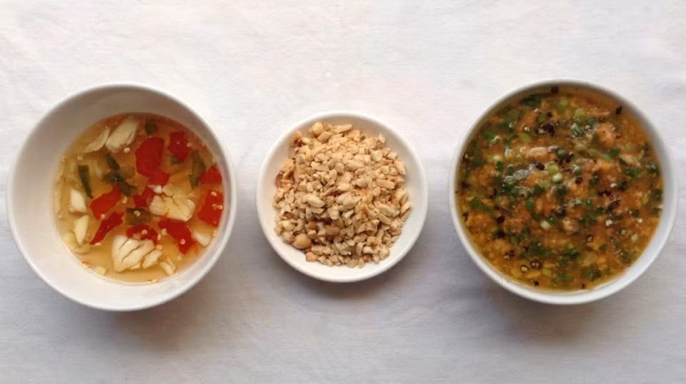 Bước 5: Chuẩn bị nước mắm tỏi ớt và lạc rang giã dập.