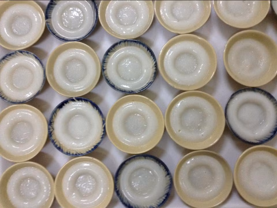 Bước 3: Đặt nồi hấp lên bếp, đun sôi già, xếp chén lần lượt lên bột. Múc bột vào từng chén, hấp khoảng 7 phút là bánh chín. Làm lần lượt như vậy cho đến khi gần hết bột và để lại 1 chén bột để làm nhân. 