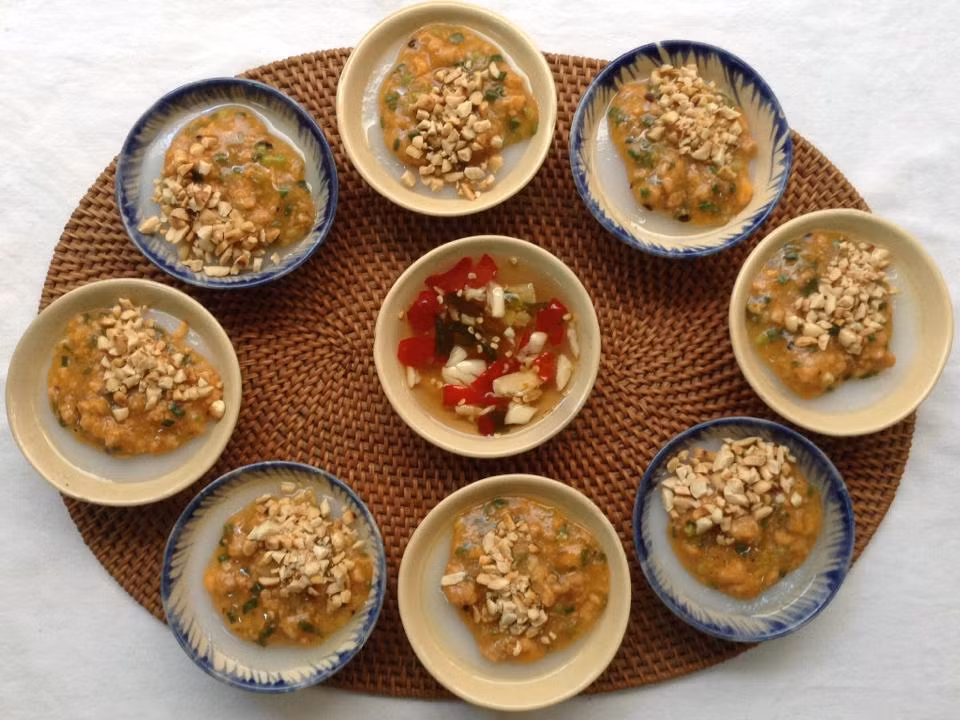 Bước 5: Múc nhân vào từng chén bánh bèo đã hấp chín, sau đó rắc lạc rang giã dập lên trên. Ăn cùng nước mắm tỏi ớt sẽ đậm đà hơn.