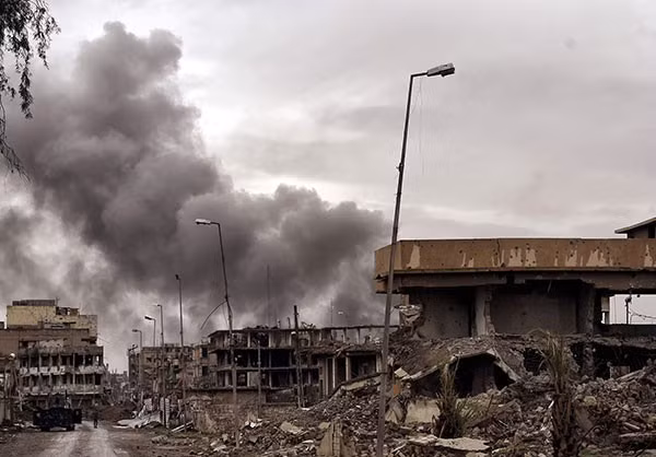 Khói đen bốc lên từ một nơi xảy ra giao tranh giữa hai bên. Ảnh FNA