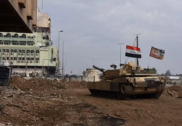 Xe tăng Iraq tiến vào trong. Ảnh FNA