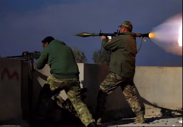 Hai thành viên Iraq trong trận giao tranh với khủng bố IS ở phía tây thành phố Mosul. Ảnh FNA