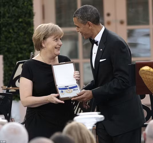 Ông Obama trao cho bà Merkel Huân chương Tự do khi tiếp đón bà tại Nhà Trắng. Ảnh: AP