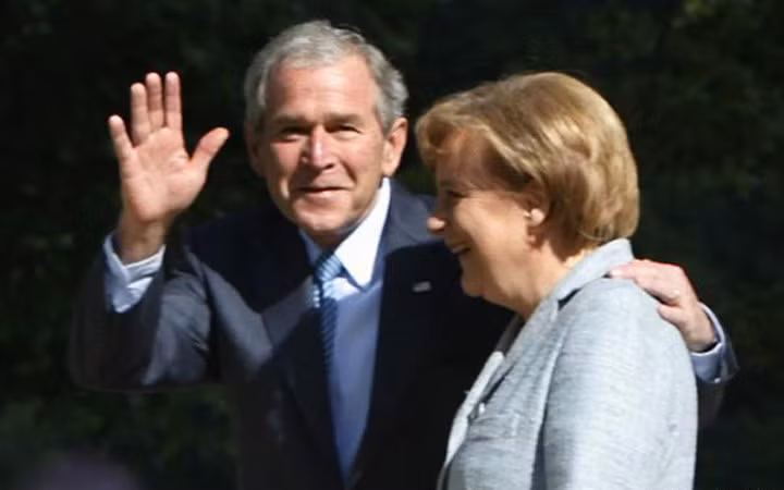 Trước tình bạn đặc biệt với ông Obama, bà Merkel cũng có quan hệ rất tốt với Tổng thống thứ 43 của Mỹ George W. Bush. Trong ảnh, ông Bush tươi cười khi được bà Merkel đón tiếp ở Berlin năm 2008. Ảnh: DPA
