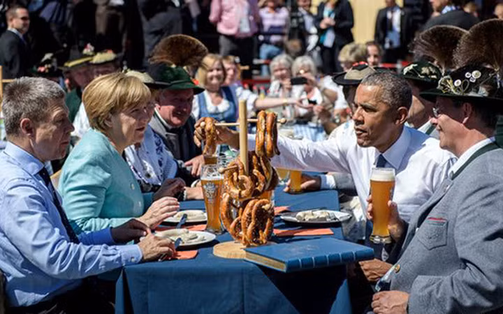 Bà Merkel thiết đãi ông Obama món bia và xúc xích truyền thống của Đức năm 2015. Ảnh: DPA