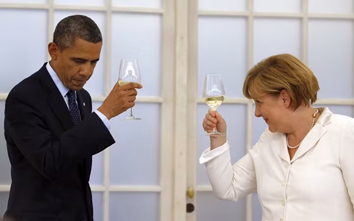 Cả 2 cùng nâng cốc trong một bữa tiệc ở Berlin năm 2013. Ảnh: DPA