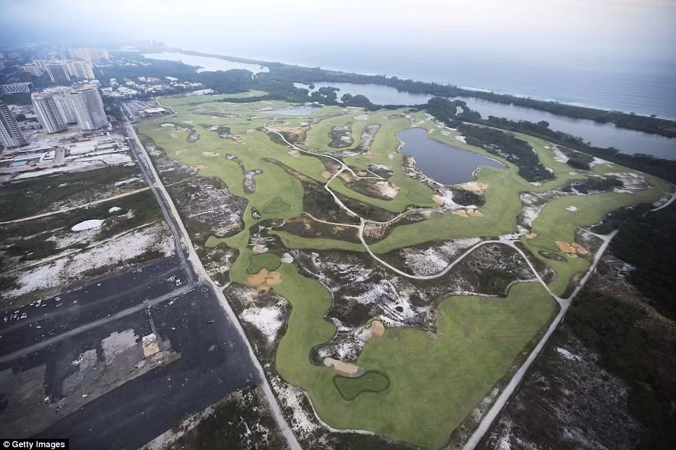 Sân golf phục vụ Olympic 2016 nay cũng bị xuống cấp trầm trọng. Ảnh Daily Mail