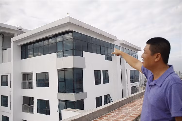 Ngoài ra, cư dân Golden Land cũng chủ đầu tư tự ý cơi nơi thêm để làm căn hộ riêng, khoảng vườn riêng cho gia đình mình tại tầng mái tòa A vốn là diện tích chung.