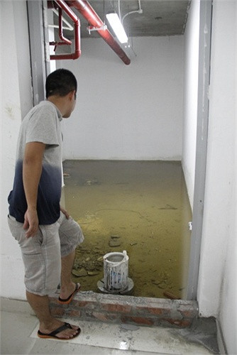 Lối thoát hiểm từ tầng hầm lên bị ngập nước
