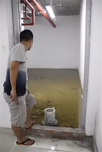 Lối thoát hiểm từ tầng hầm lên bị ngập nước