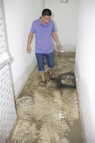 "Tòa nhà được quảng cáo là chung cư cao cấp nhưng chủ đầu tư đã sử dụng nhiều loại vật liệu kém chất lượng để làm ban công, cửa sổ, kính bao che chịu lực, cửa ra vào căn hộ, trần thạch cao, sự xuống cấp thể hiện rõ sau trận giông lốc hồi giữa tháng 6 vừa qua", anh Trần Hải, chủ căn hộ 1803A bức xúc nói.