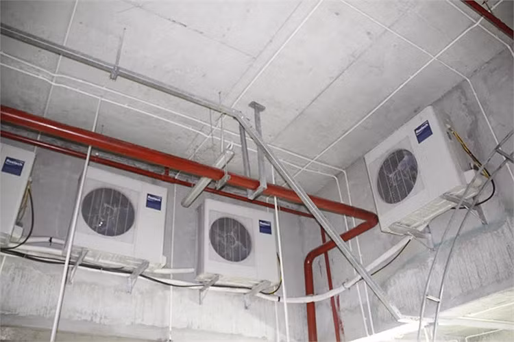 Hàng chục cục nóng điều hòa bố trí dưới tầng hầm gây ngột ngạt, nguy cơ cháy nổ cao