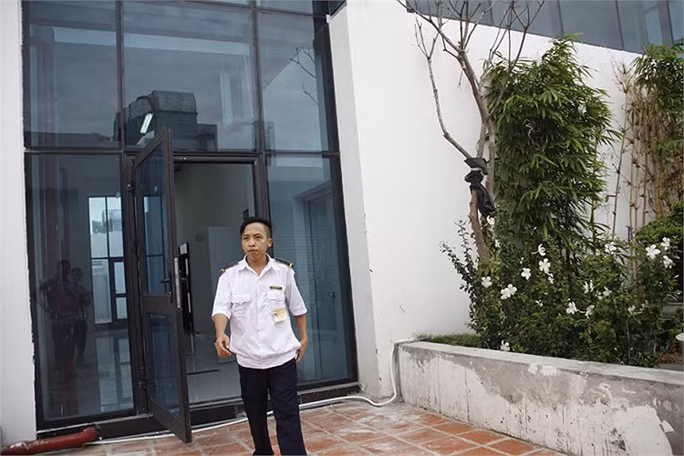 Bảo vệ lên ngăn cản chụp ảnh