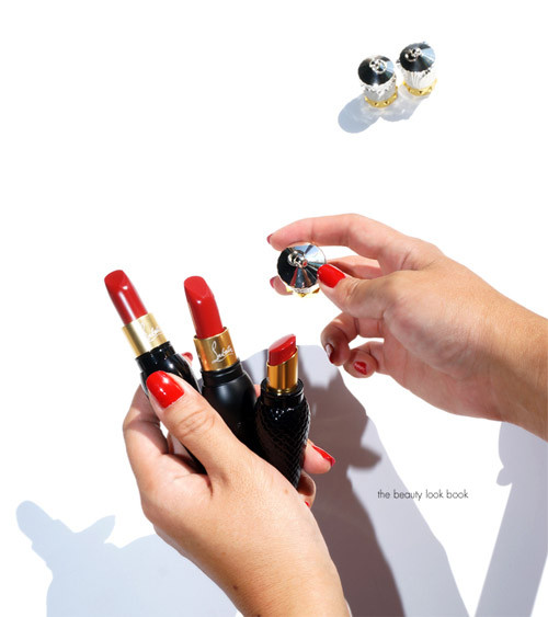 Sức lan tỏa của mạng xã hội là yếu tố tiếp theo đưa sản phẩm trở thành "cơn sốt". Chỉ cần lên mạng Facebook và gõ hashtag #Christian Louboutin, bạn sẽ thấy hàng loạt chia sẻ về cây son này, kèm theo hình ảnh sản phẩm lung linh. Với rất nhiều lời có cánh như "Em ơi, em đẹp quá", "Son môi thôi mà, có nhất thiết phải đẹp vậy không?", "Hôn em chắc hạnh phúc hơn hôn người yêu"... thử hỏi phái đẹp có thể làm ngơ, nhất là những cô nàng mê son môi.