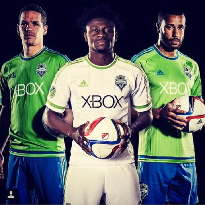 8. Seattle Sounders: Các mảng màu trên áo đấu của Seattle Sounders thiếu ăn khớp. Những đường viền ở cổ, vai và tay quá nổi bật so với màu chủ đạo, khiến trang phục trông cũ kỹ như những năm 1970. Trong khi tên nhà tài trợ Xbox dù in to nhưng vẫn có cảm giác lạc lõng giữa thân áo.