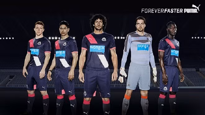 5. Newcastle United: Chủ tịch Mike Ashley của Newcastle muốn trang phục của đội bóng trông phải mạnh mẽ. Song có lẽ ông không hoàn toàn hài lòng với mẫu áo này. Nhà thiết kế có thể làm tốt hơn nếu họ bỏ hai mảng màu trắng đỏ trên thân áo. Tên nhà tài trợ giữa thân áo cũng không cần đóng trong khung màu xanh.